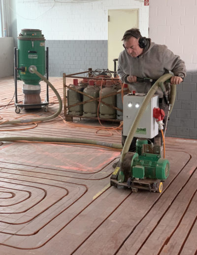 Mitarbeiter beim Fräsen der Heizkanäle