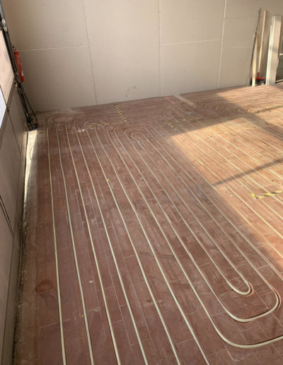 verlegte Mehrschichtverbundrohre in den gefrästen Heizkanälen