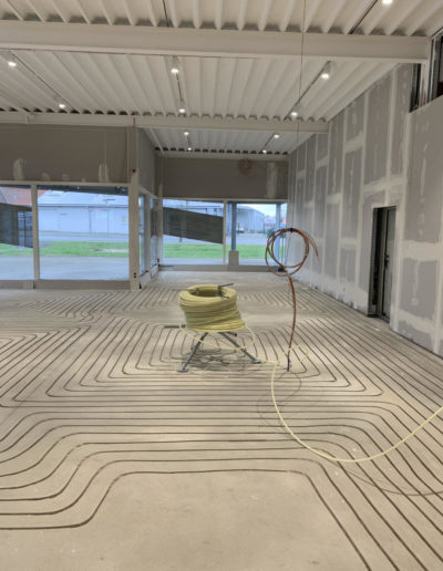 Rohre für die Fußbodenheizung verlegen